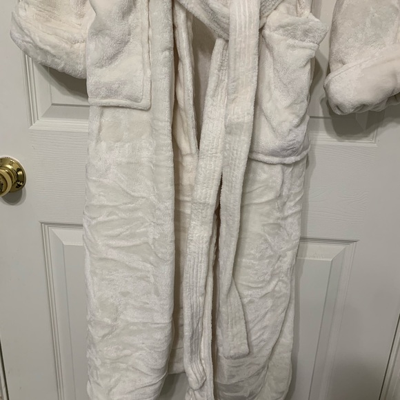 New Disney Cruise Line Plush Robe Cream or Off-white color NWOT - Picture 2 of 4